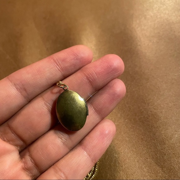 Oval etched locket pendant charm necklace - Picture 4 of 7